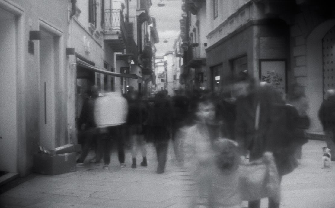 Still 4 — La ragazza d’argento